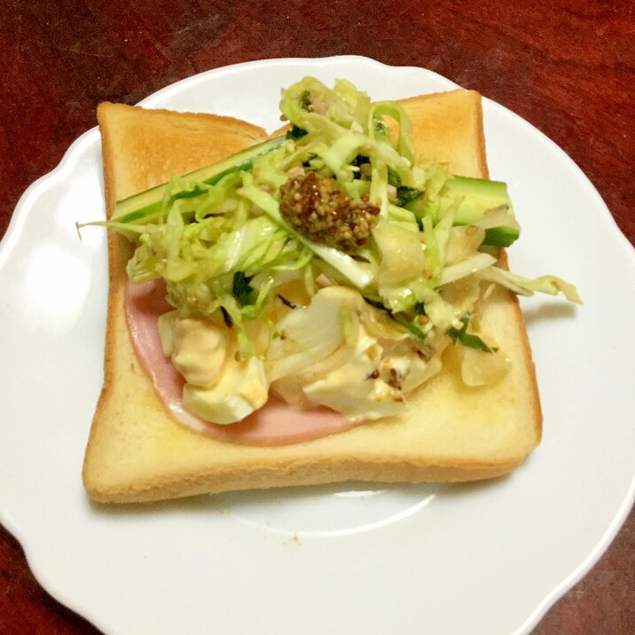 ハムと卵と千切り胡瓜とキャベツの食パンサンド。